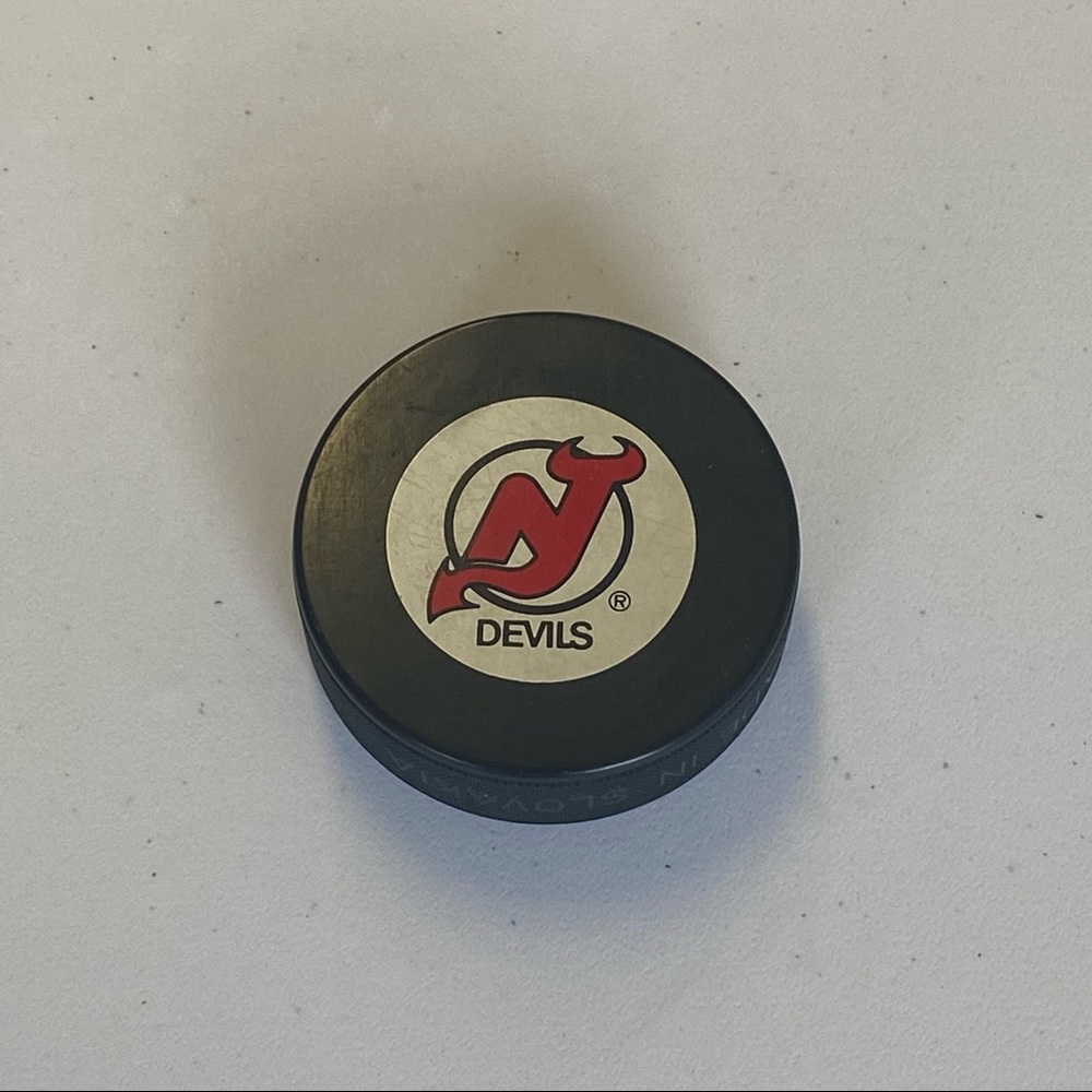 New Jersey Devils VTG 90s NHL SLOVAKIA OFFICIAL VEGUM HOCKEY PUCK